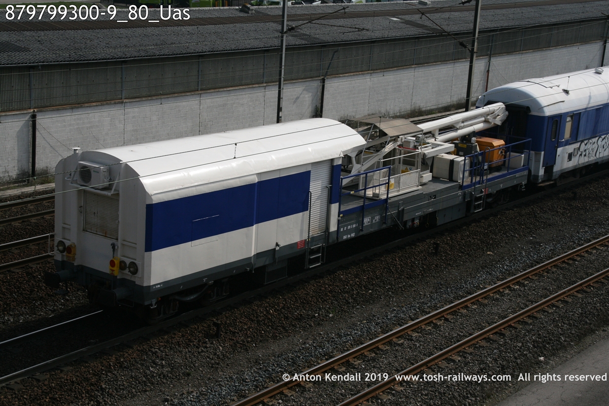 879799300-9_80_Uas.jpg